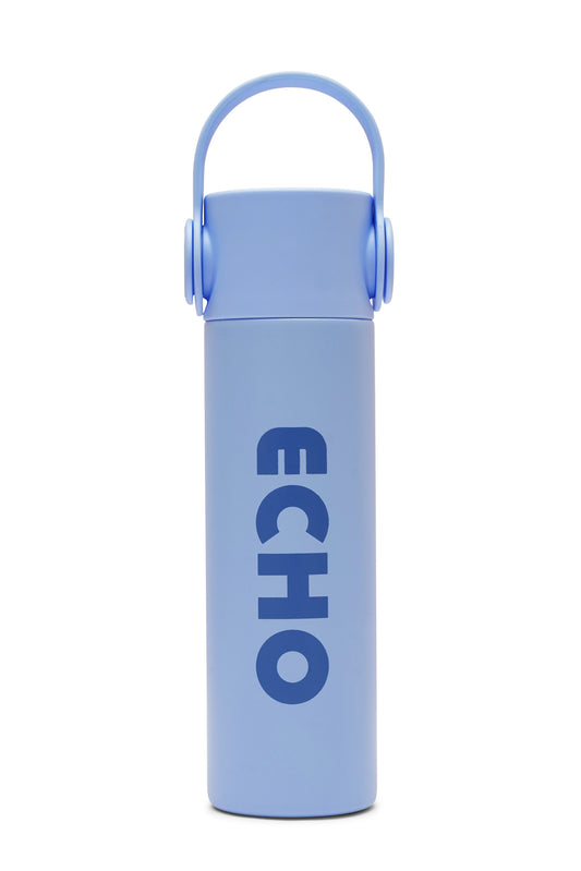 Echo of Style water bottle with integrated handle in blue stainless steel, portable and insulated design