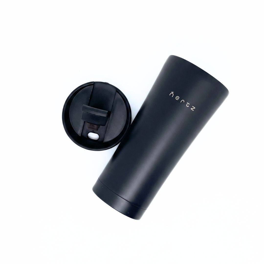 Nertz On the Go 600ml insulated stainless steel tumbler with leak-proof lid and matte black finish for hot and cold drinks.